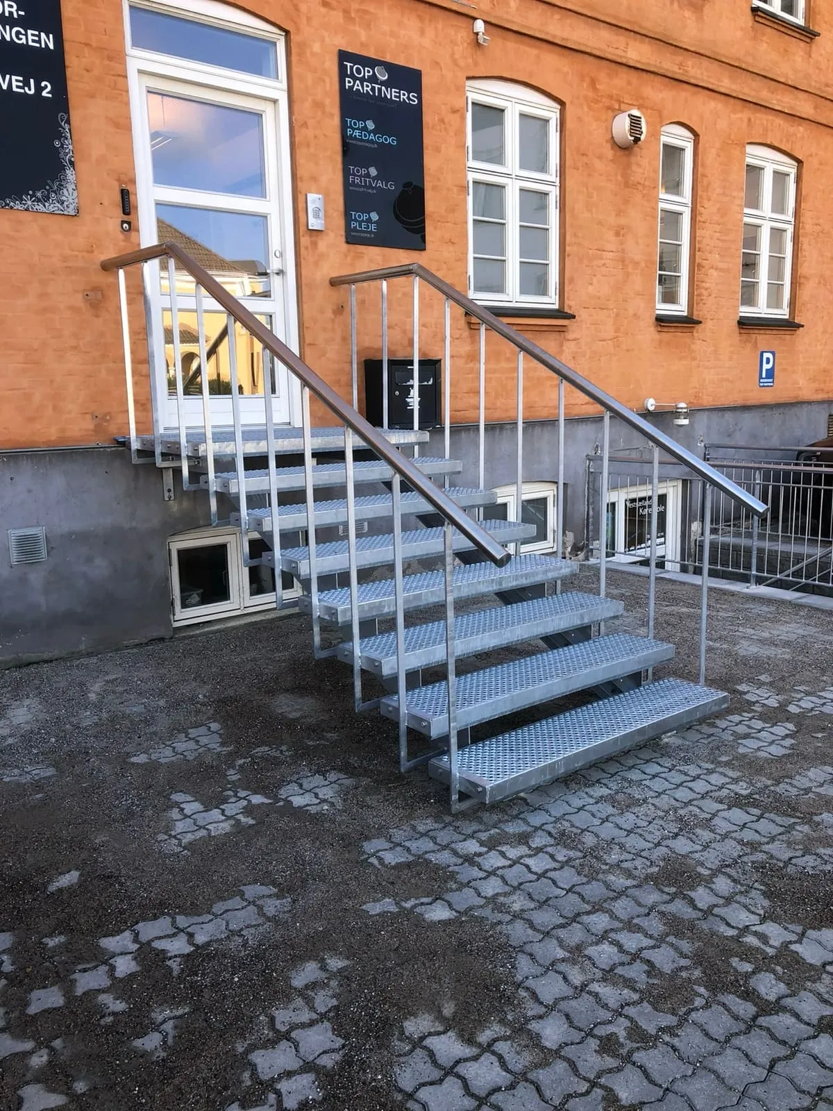 Trappe og værn til kælderindgang