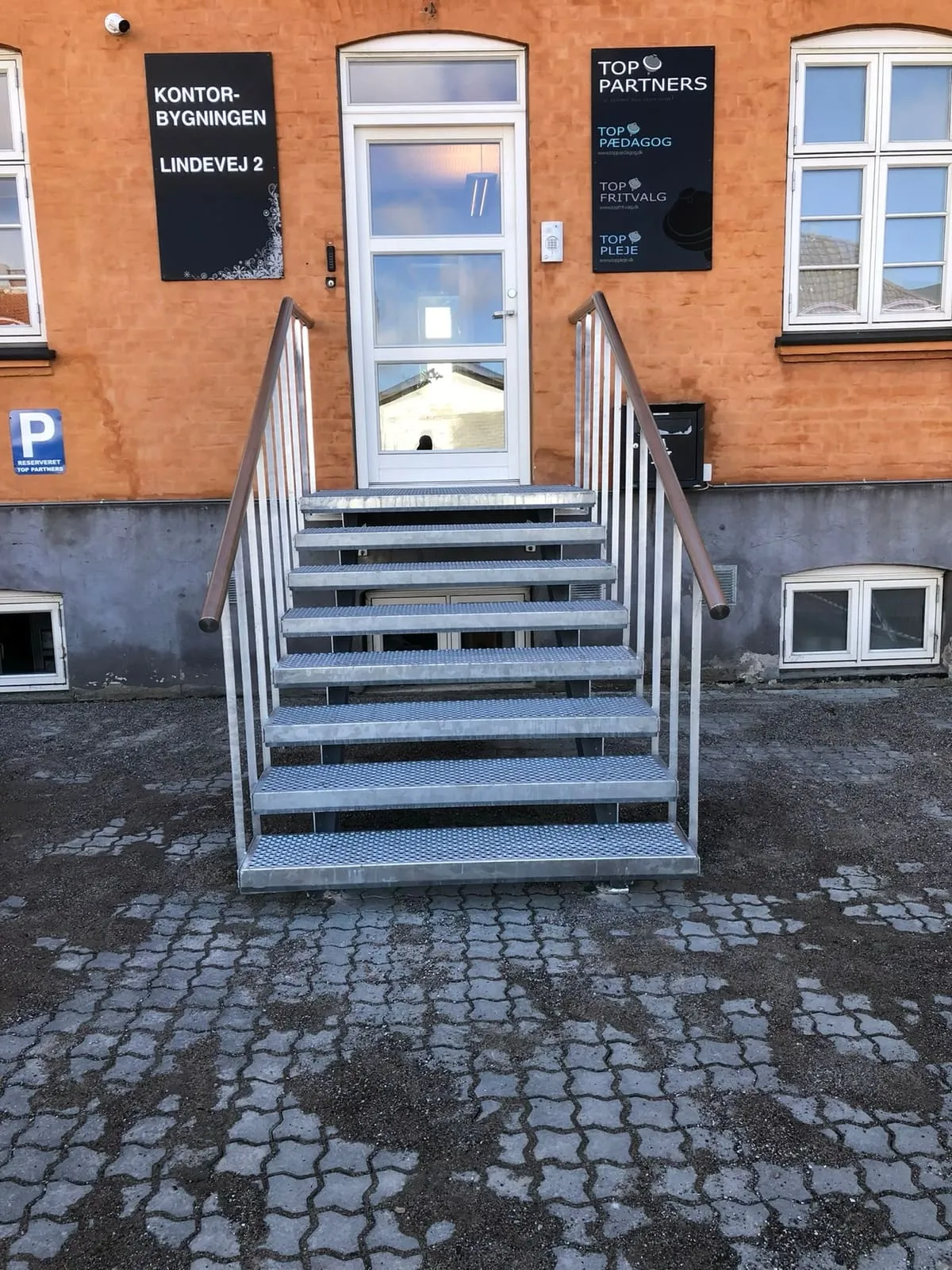 Trappe og værn til kælderindgang – billede 2