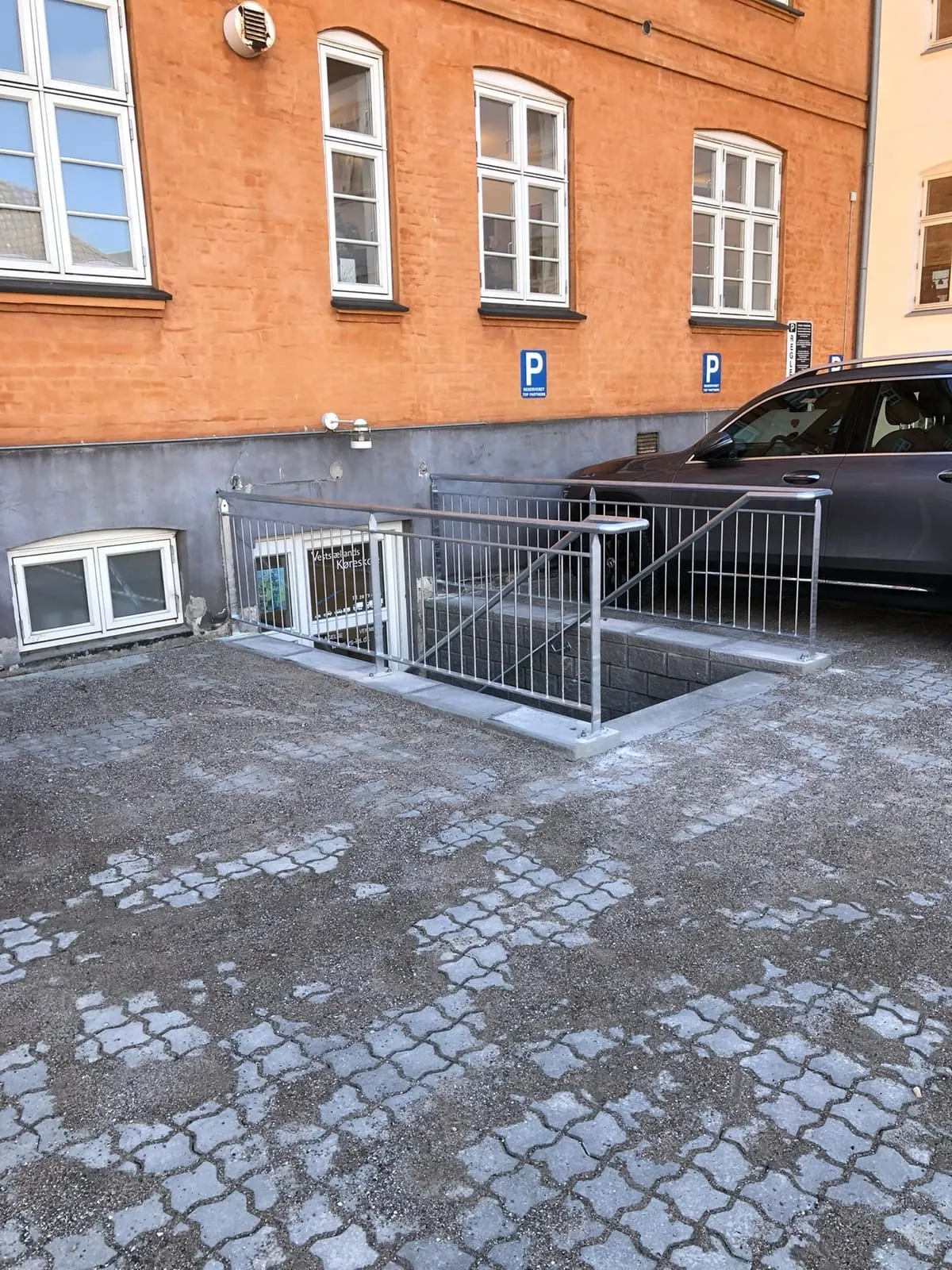 Trappe og værn til kælderindgang – billede 3