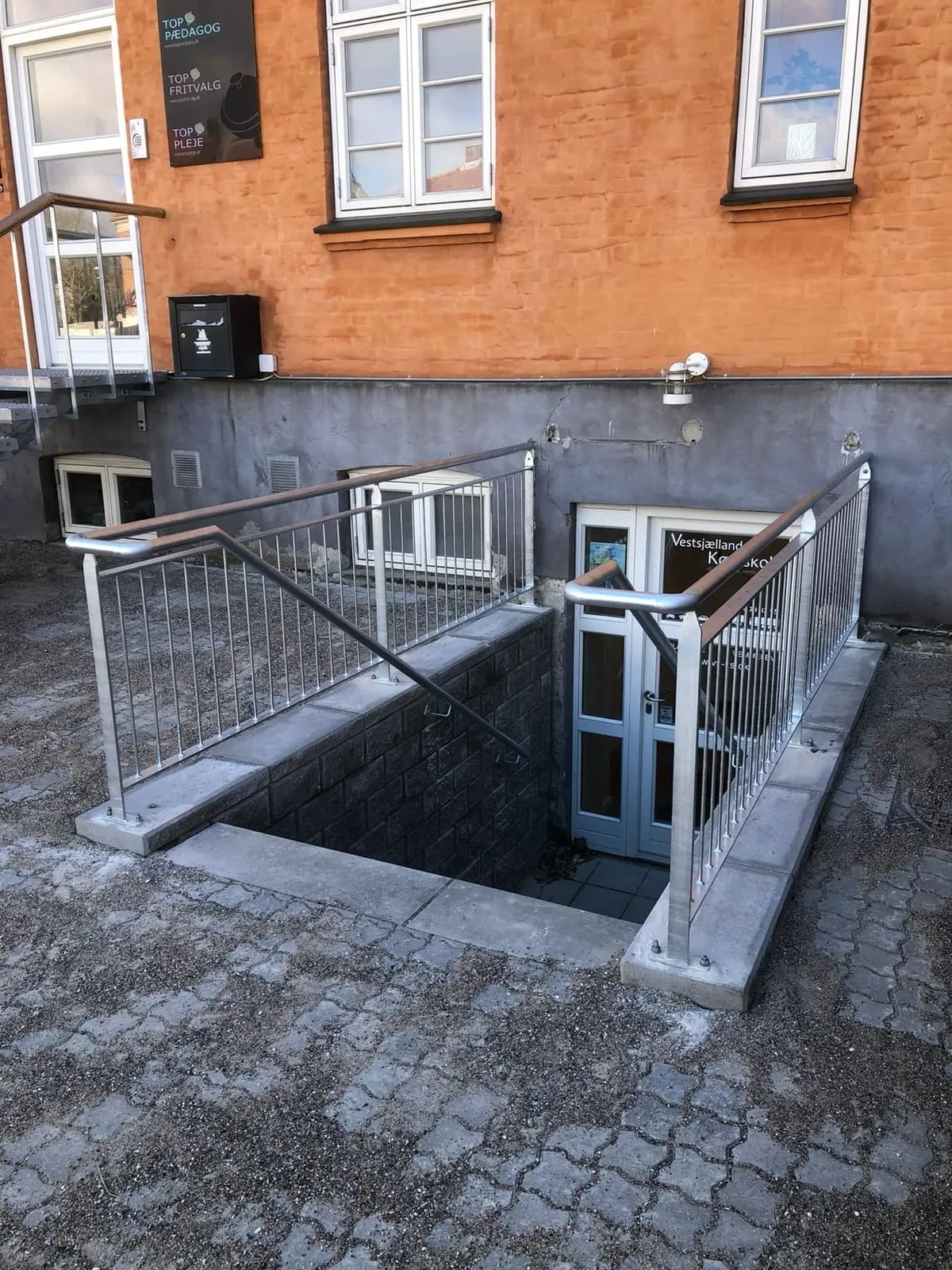 Trappe og værn til kælderindgang – billede 6